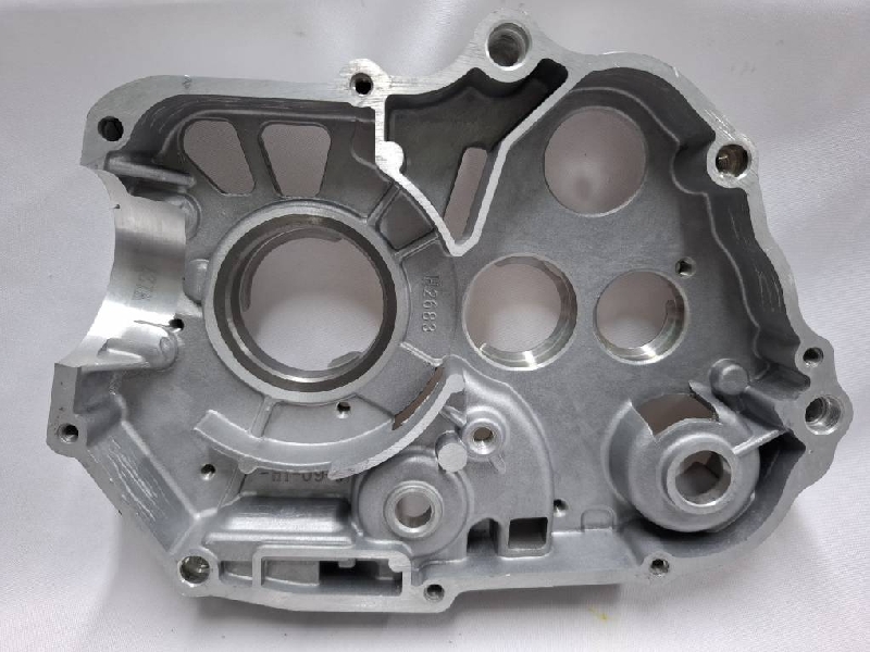 Картер правый YX140 (электростартер)