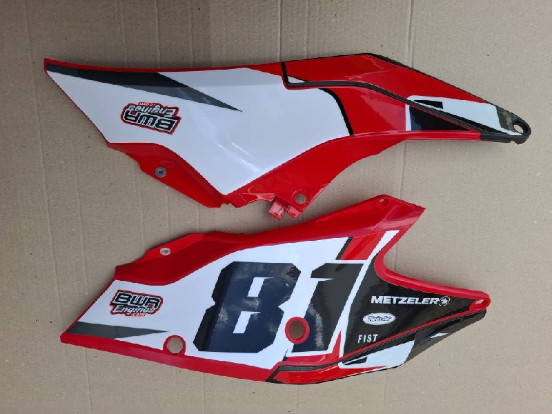 Пластик задний боковой Regulmoto Holeshot Red Edition (левый и правый)