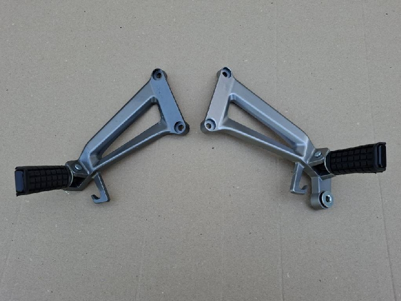 Подножки пассажира RACER SKYWAY левая и правая (разные оттенки)