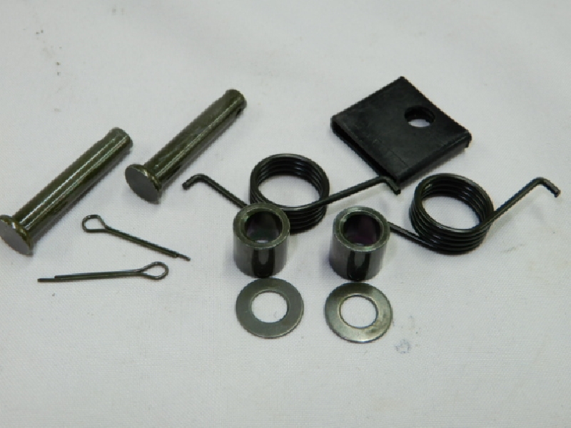 Направляющие оси (штифты) с пружинами для подножек водителя Regulmoto TE (D=8 мм)