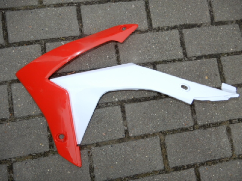 Пластик на бак левый BSE M2,M4,M8(до 2020 г) красный