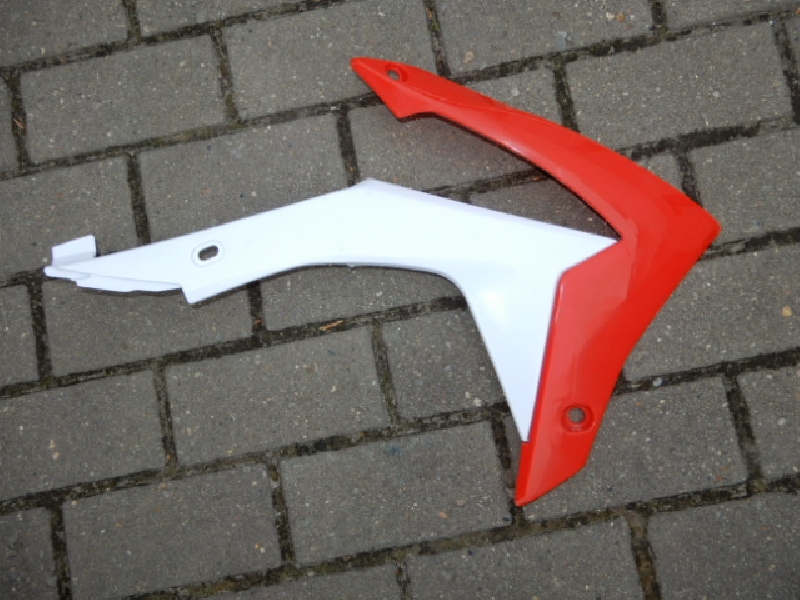 Пластик на бак правый BSE M2,M4,M8(до 2020 г) красный