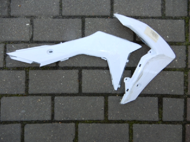 Пластик на бак BSE J1/J2 правый