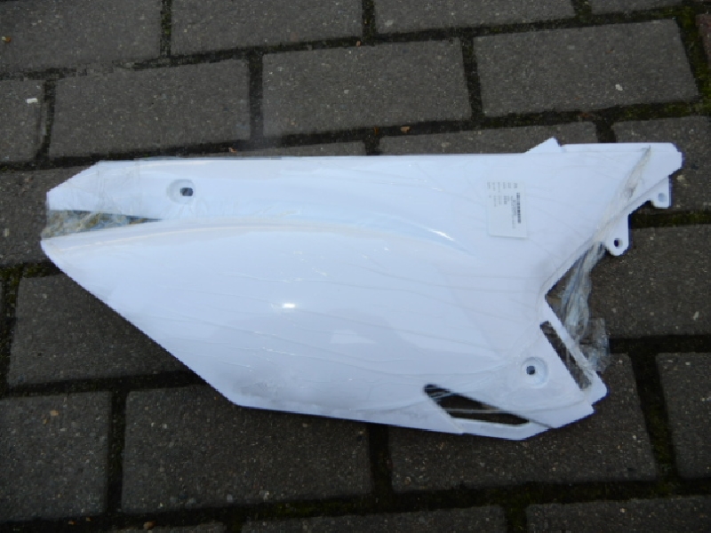 Пластик боковой задний BSE J1/J2 правый