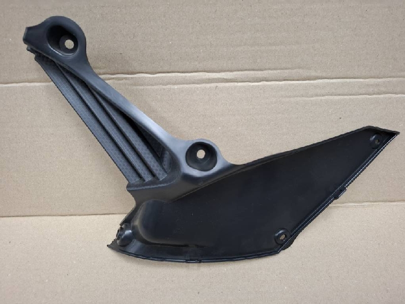 Пластик внутренний на бак решетка Racer RC300-GY8K XVR (левый)